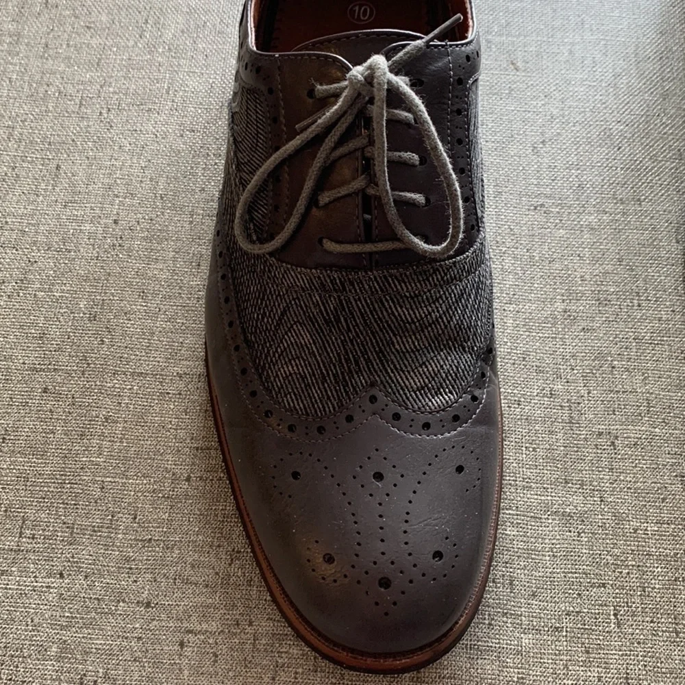 Ferro Aldo Mens Classic Wingtip in size 10/Brogue Design W/ Contrasting Textures